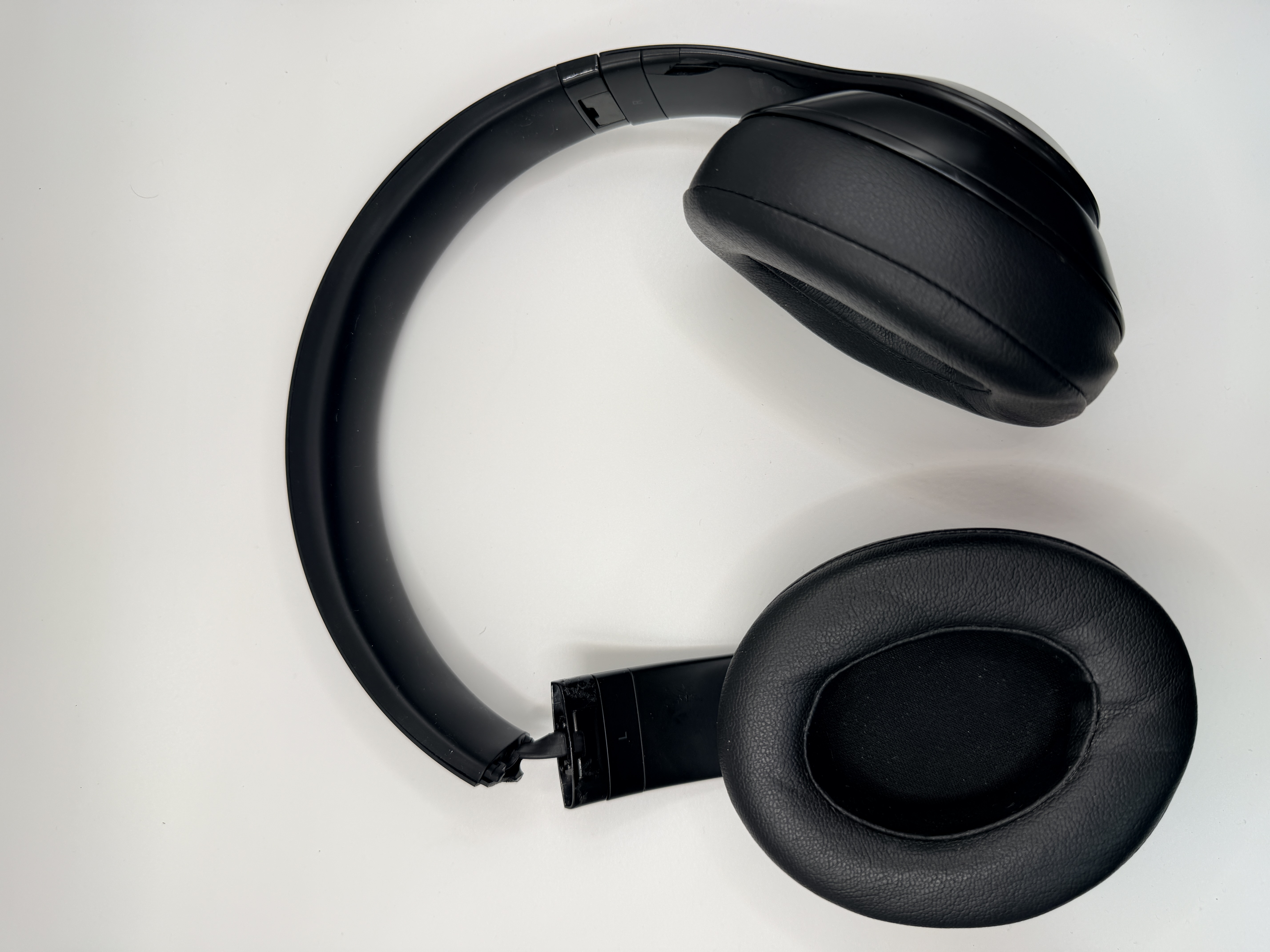 Beats Studio 3 broken headband - before repair