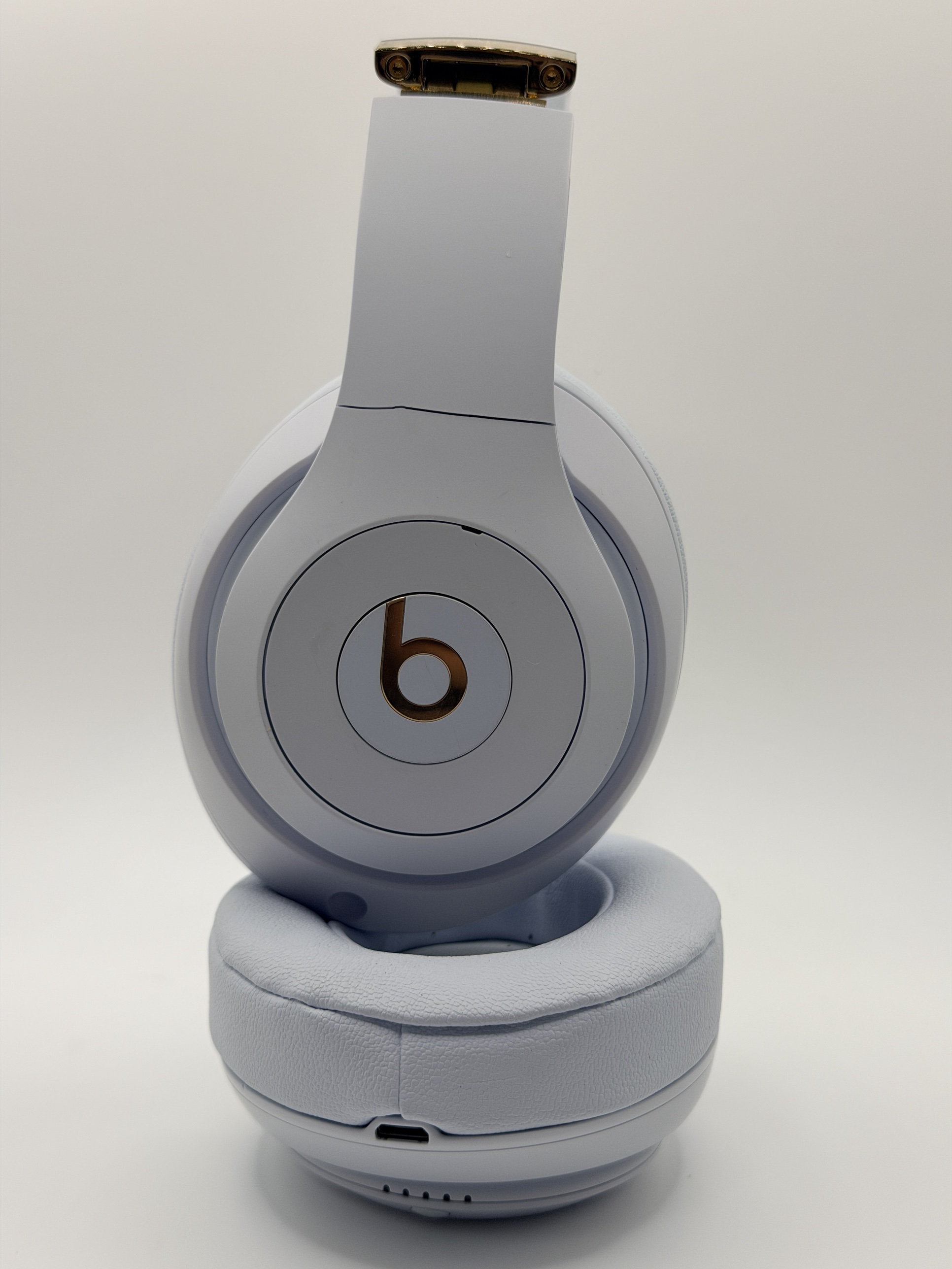 Beats Studio 3 cracked outer panel before repair